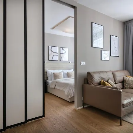 Modern Near Old Town Apartment *
