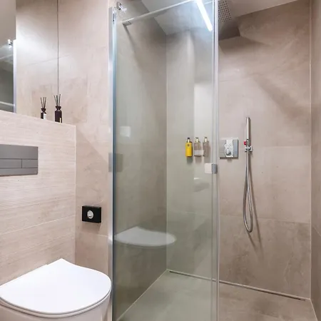 Modern Near Old Town Apartment *